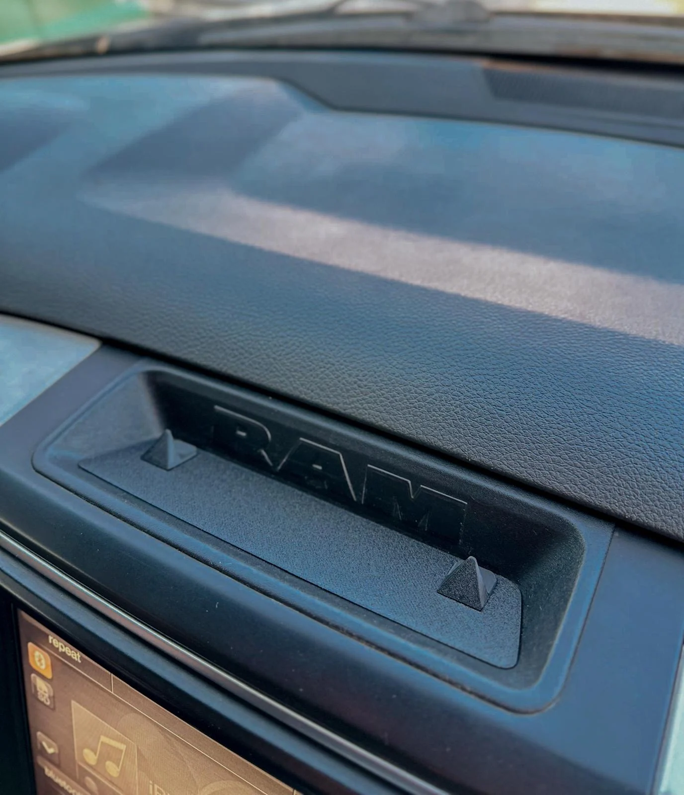 Dodge Ram IV põlvkonna spetsiaalne telefonihoidik